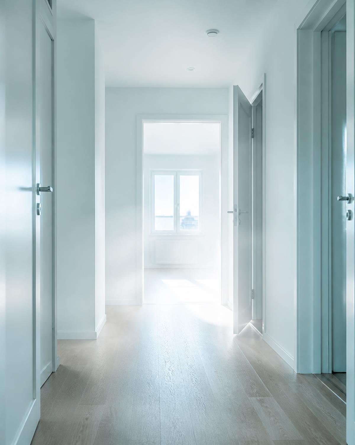Vaalea, puhdistettu asunnon eteinen ja avoin ovi